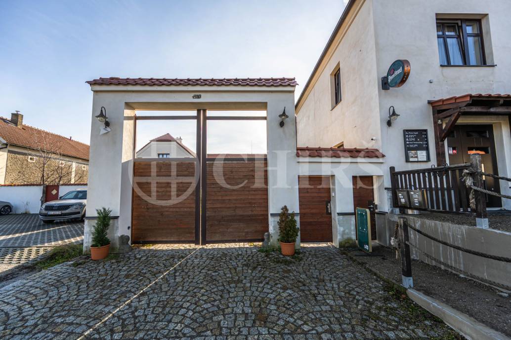 Pronájm multifunkčního  prostoru, OV, 210 m2,ul. Husovo náměstí 10, Hostivice, Středočeský kraj 