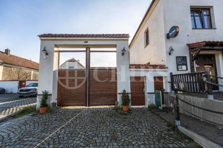 Pronájm multifunkčního  prostoru, OV, 210 m2,ul. Husovo náměstí 10, Hostivice, Středočeský kraj 