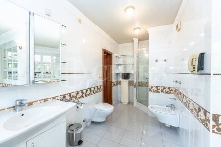 Pronájem rodinného domu 9+1 se zahradou, bazénem a garáží, OV, 390 m2, ul. Ke Školce, Průhonice, Praha-západ