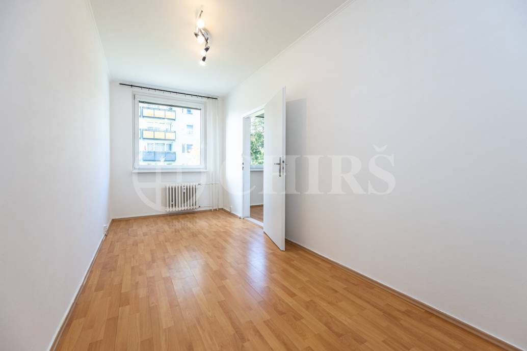 Pronájem bytu 2+1, 43m2, šatna, sklep ul. Na Betonce 1361/3, Praha 5 - Radotín