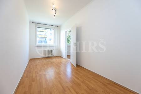 Pronájem bytu 2+1, 43m2, šatna, sklep ul. Na Betonce 1361/3, Praha 5 - Radotín