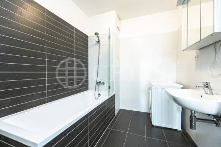 Pronájem bytu 3+kk se dvěma balkony, sklepem a garážovým stáním, OV, 81m2, ul. Pod Stolovou horou 984/5, Praha 5 – Jinonice