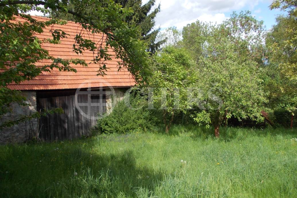 Prodej pozemku 830m2 se stodolou 76m2, v obci Černé Voděrady - okres Kolín
