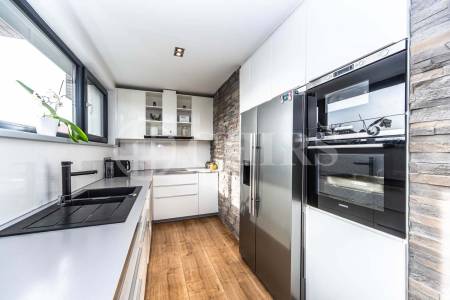 Prodej rodinného domu 5+kk s terasou, dvěma garážemi a zahradou, ul. K Rozvodně 1094/26, Praha 5 - Slivenec