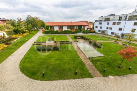 Prodej bytu 4+kk s balkonem a 2x garážovým stáním, OV, 113m2, ul. Za Zámečkem 746/5a, Praha 5 - Jinonice