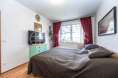 Prodej bytu 3+kk s terasou, zahradou 315m2 a dvěma parkovacími stáními , OV, 60 m2, ul. Příhodova, Chýně