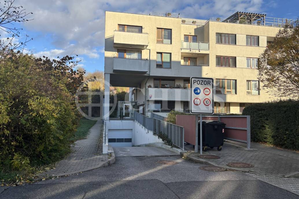 Pronájem garážového stání, OV, 13m2, ul. Nová kolonie 2604/8, Praha 5 - Stodůlky