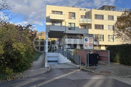 Pronájem garážového stání, OV, 13m2, ul. Nová kolonie 2604/8, Praha 5 - Stodůlky