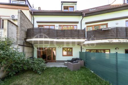 Pronájem rodinného domu 5+kk se zahradou, garáží a balkonem, ul. Mezi Lány 756/7b, Praha 5 - Jinonice
