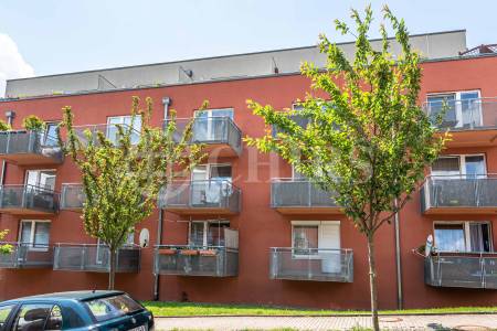 Pronájem bytu 1+kk s balkonem, OV, 38m2, ul. Za Zámečkem 745/17, Praha 5 - Jinonice