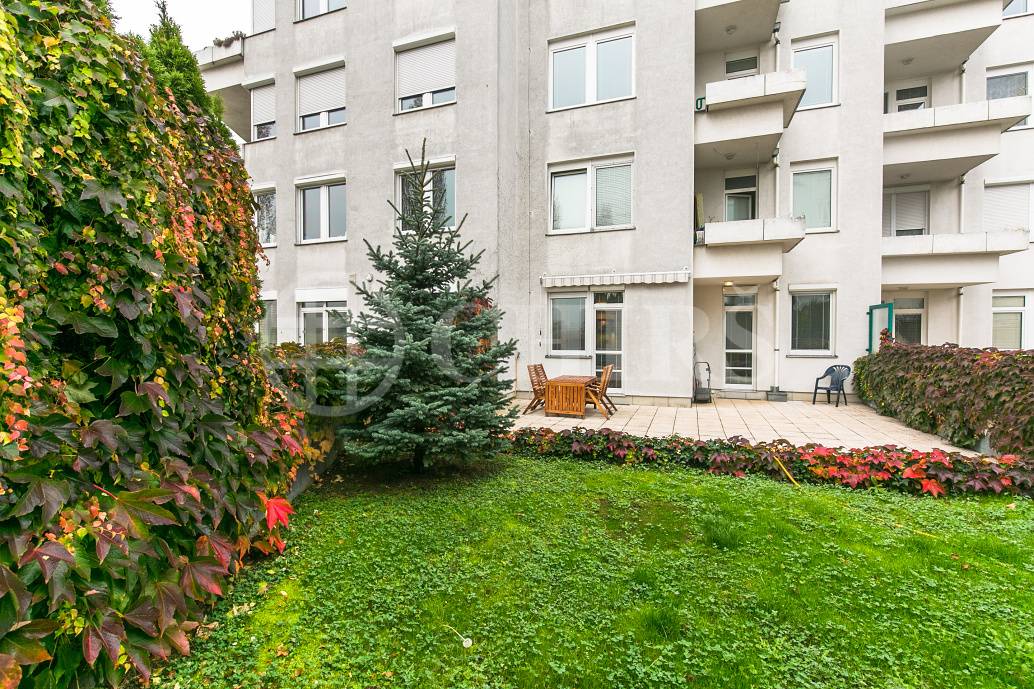 Prodej bytu 2+kk s předzahrádkou a terasou, OV, 49m2, ul. Högerova 1098/15, Praha 5 - Hlubočepy
