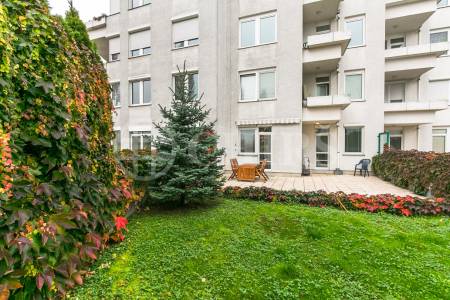 Prodej bytu 2+kk s předzahrádkou a terasou, OV, 49m2, ul. Högerova 1098/15, Praha 5 - Hlubočepy