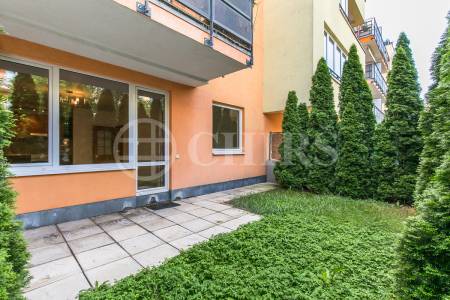 Prodej bytu 2+kk s předzahrádkou a garážovým stáním, OV, 47m2, ul. Werichova 1145/25, Praha 5 - Hlubočepy