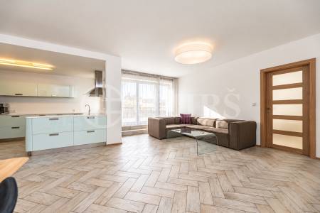 Prodej bytu 4+kk s terasou a uzamykatelnými garážemi, OV, 180m2, ul. Klausova 2559/11, Praha 5 - Stodůlky