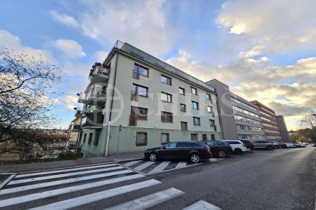 Pronájem garážového stání, cca 12 m2, ul. Ve Střešovičkách 445/53, Praha 6 - Břevnov