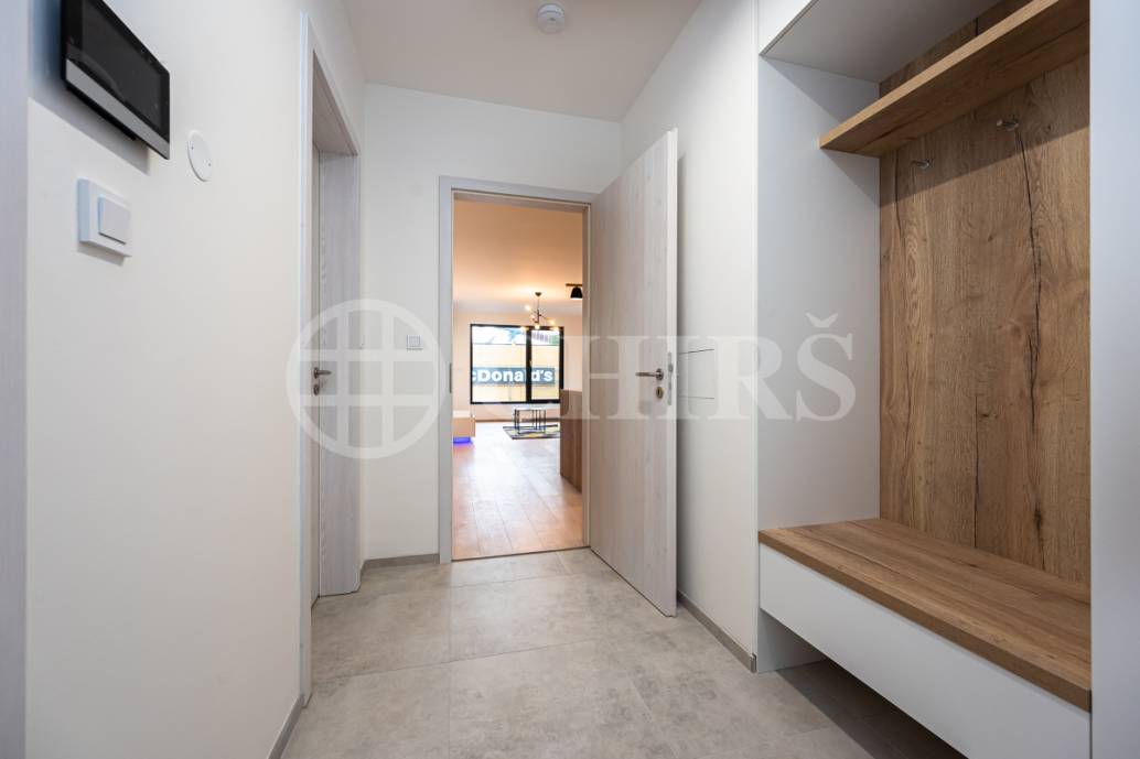 Pronájem bytu 2+kk/T + garážové stání, OV, 60m2 + 5m2 terasa, ul. Ocelářská 2625/17, P-9 Libeň Pronájem bytu 2+kk/T + garážové stání, OV, 60m2 + 5m2 terasa, ul. Ocelářská 2625/17, P-9 Libeň