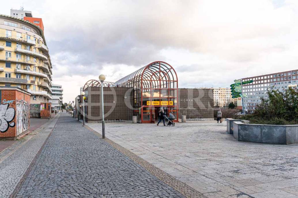 Prodej bytu 3+kk s balkonem a garážovým stáním, OV, 78m2, ul. Petržílkova 2514/29, Praha 13 - Hůrka