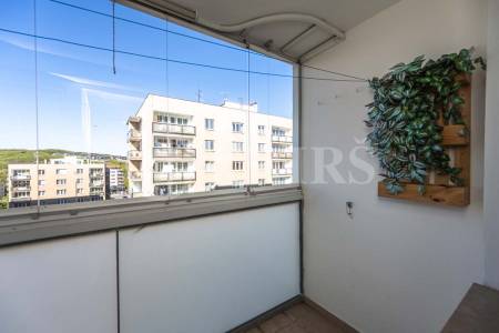 Pronájem bytu 3+kk s balkónem, lodžií, sklepem a garáží, OV, 81m2, ul. Hoškova 1110/6, Praha 5 – Malvazinky