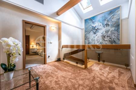 Pronájem rodinného domu 9+1 se zahradou, bazénem a garáží, OV, 390 m2, ul. Ke Školce, Průhonice, Praha-západ