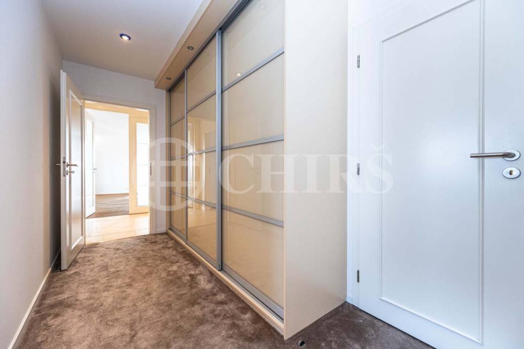 Prodej bytu 4+1 s balkonem, lodžií, sklepem a garážovými stáními, OV, 172m2, ul. Klausova 1361/13a, Praha 5 - Stodůlky