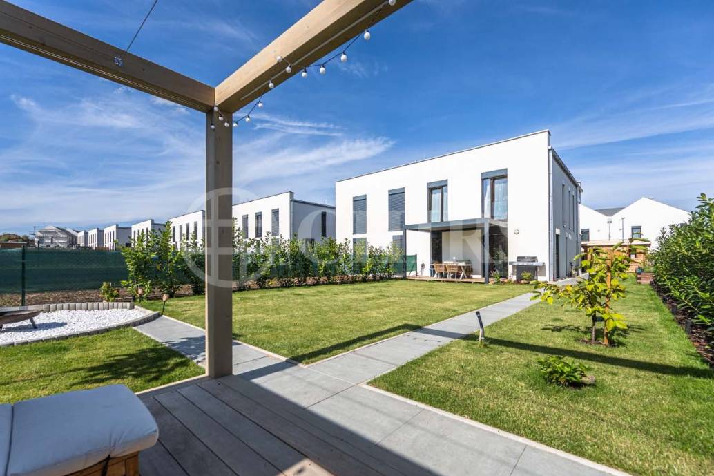 Prodej rodinného domu 4+kk, 119 m2, se zahradou a garáží, ul. Emy Destinové 519, Jinočany