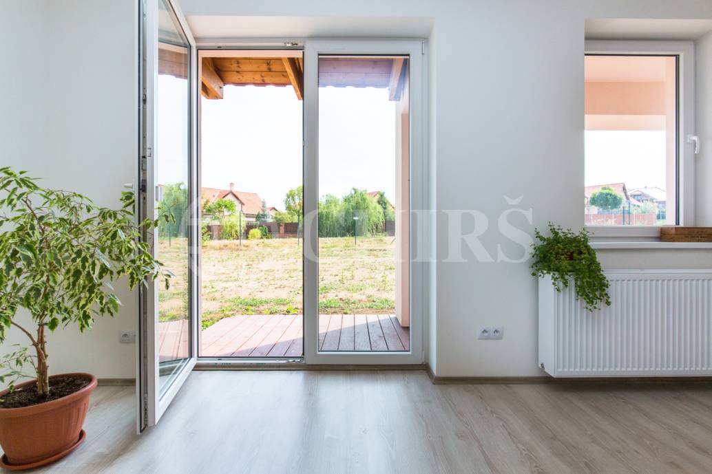 Prodej rodinného domu 5+kk s terasou a garáží, OV, 150m2, Holubice - Kozinec, Praha - západ