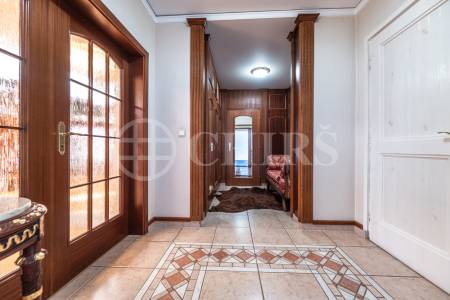 Pronájem rodinného domu 9+1 se zahradou, bazénem a garáží, OV, 390 m2, ul. Ke Školce, Průhonice, Praha-západ