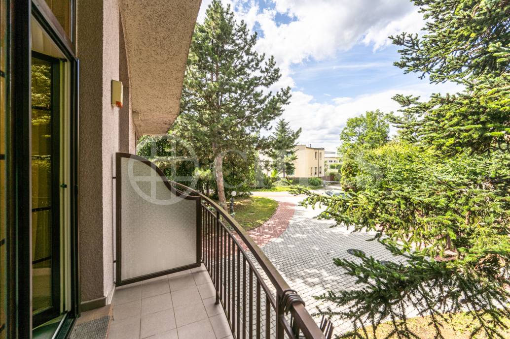 Pronájem rodinného domu 9+1 se zahradou, bazénem a garáží, OV, 390 m2, ul. Ke Školce, Průhonice, Praha-západ