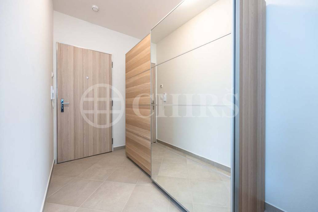 Pronájem bytu 1+kk s balkonem, OV, 32m2, ul. Šternovská 2425/1, Praha 4 - Chodov