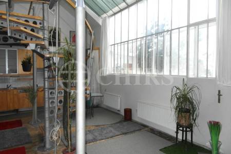Pronájem nezařízeného klasického atelieru ve vile U páté baterie 938/40, Praha 6