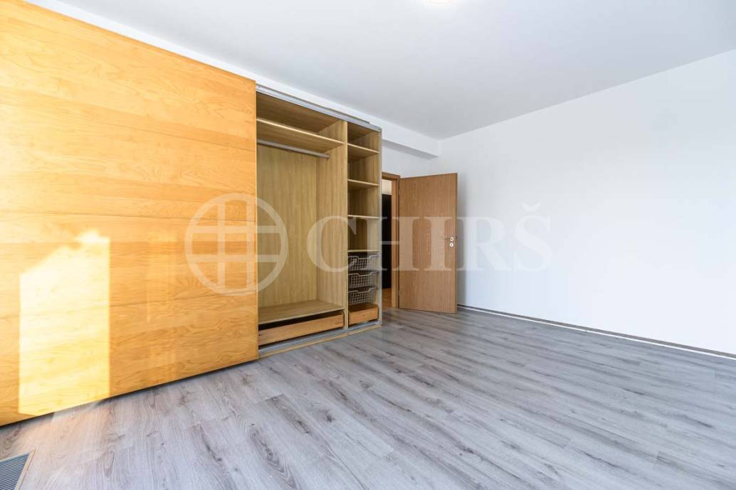 Pronájem bytu 2+kk se dvěma balkony, garážovým stáním a sklepem, OV, 66m2, ul. Wiesenthalova 1034/6, Praha 5 - Řeporyje