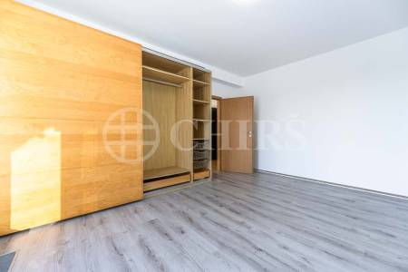 Pronájem bytu 2+kk se dvěma balkony, garážovým stáním a sklepem, OV, 66m2, ul. Wiesenthalova 1034/6, Praha 5 - Řeporyje