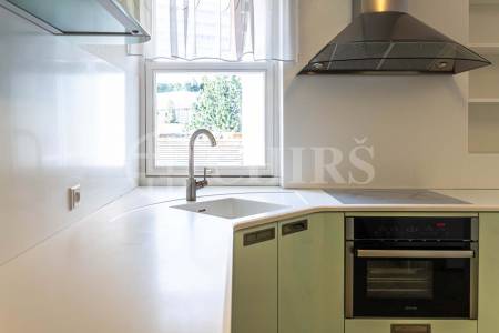 Prodej bytu 4+kk s terasou a uzamykatelnými garážemi, OV, 180m2, ul. Klausova 2559/11, Praha 5 - Stodůlky