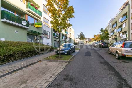 Pronájem bytu 3+kk s lodžií a balkonem, OV, 85m2, ul. Břežánecká 832/3, Praha 5 - Jinonice