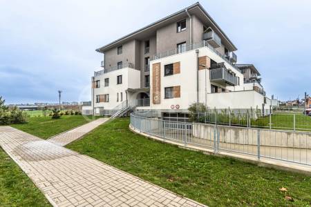 Prodej bytu 2+kk s balkonem a sklepem, OV, 48,3 m2, ul. Želetická 200/8, Praha 5 - Sobín Prodej bytu 2+kk s balkonem a sklepem, OV, 48,3 m2, ul. Želetická 200/8, Praha 5 - Sobín