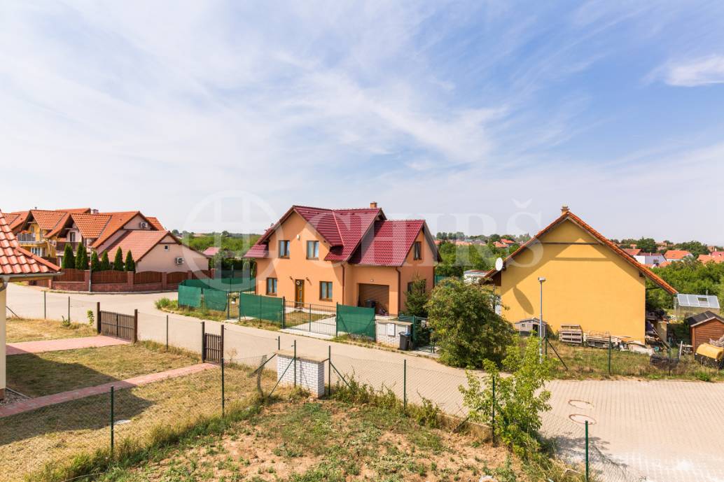 Prodej rodinného domu 5+kk s terasou a garáží, OV, 150m2, Holubice - Kozinec, Praha - západ