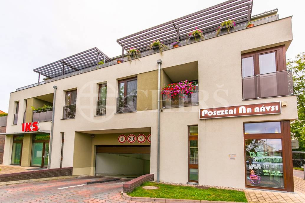 Prodej bytu 2+kk/T/předzahrádka/GS, OV, 61m2, ul. Na Návsi 525/6, Praha 10 - Dolní Měcholupy