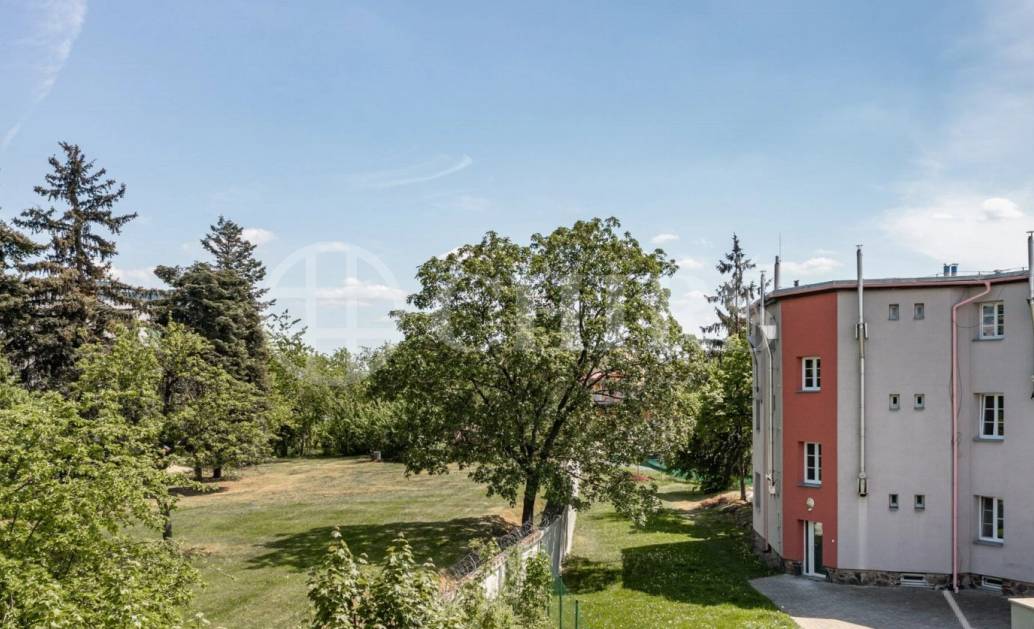 Prodej bytové jednotky 2+1, předzahrádka, parkovací stání, OV, 90,9 m2, ul. U Pekáren 253/2, Praha 15 - Hostivař