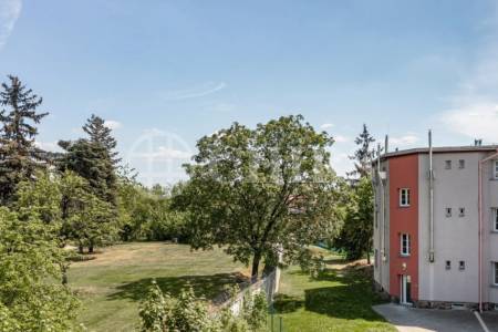 Prodej bytové jednotky 2+1, předzahrádka, parkovací stání, OV, 90,9 m2, ul. U Pekáren 253/2, Praha 15 - Hostivař