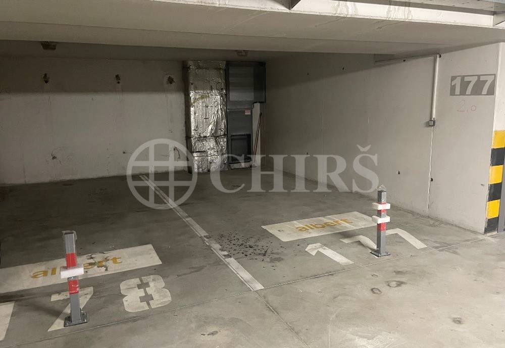 Pronájem garážového stání, OV, 18m2, ul. Högerova 1098/15, Praha 5 - Hlubočepy