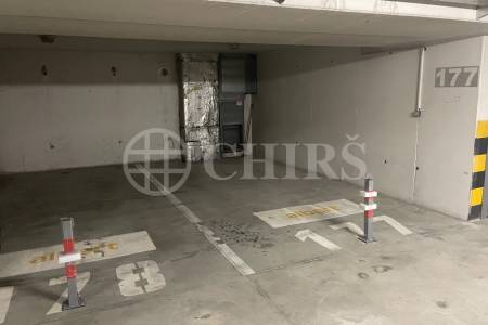 Pronájem garážového stání, OV, 18m2, ul. Högerova 1098/15, Praha 5 - Hlubočepy