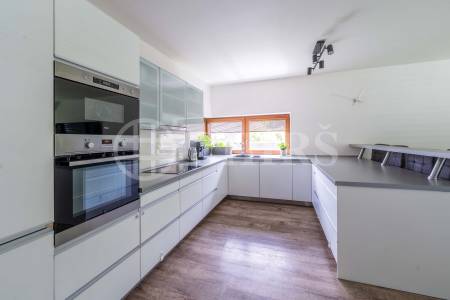 Prodej rodinného domu 5+kk s bazénem, zahradou a garáží, ul. U Mlýna 324, Chrustenice