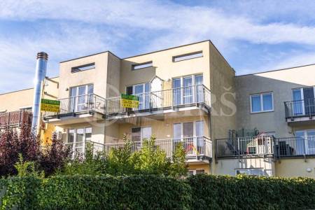 Pronájem bytu 2+kk se dvěma balkony, garážovým stáním a sklepem, OV, 66m2, ul. Wiesenthalova 1034/6, Praha 5 - Řeporyje