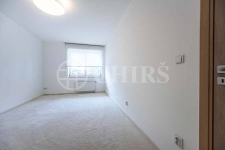 Prodej bytu 4+kk s terasou a uzamykatelnými garážemi, OV, 180m2, ul. Klausova 2559/11, Praha 5 - Stodůlky