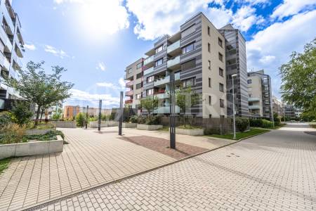 Pronájem bytu 3+kk se dvěma balkony, sklepem a garážovým stáním, OV, 81m2, ul. Pod Stolovou horou 984/5, Praha 5 – Jinonice
