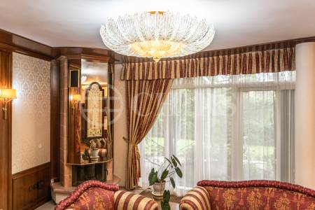 Pronájem rodinného domu 9+1 se zahradou, bazénem a garáží, OV, 390 m2, ul. Ke Školce, Průhonice, Praha-západ