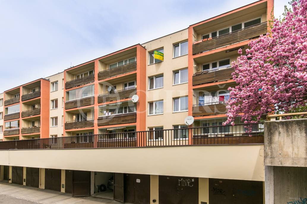 Prodej bytu 2+kk s garážovým stáním, OV, 39m2, ul. Bochovská 564/7, Praha 5 - Jinonice