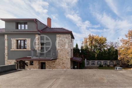 Prodej bytové jednotky s pochozí střechou 2+1, OV, 53 m2, ul. Za Vokovickou vozovnou 362/19, P- 6