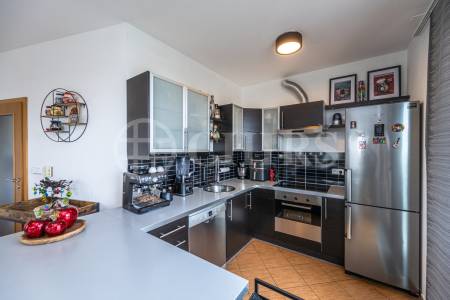 Pronájem bytu 3+kk s lodžií, balkonem, garážovým stáním a sklepem, OV, 96m2, ul. Nad Dalejským údolím 2688/1, Praha 5 - Stodůlky
