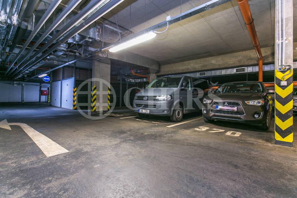 Prodej bytu 2+kk s předzahrádkou a garážovým stáním, OV, 47m2, ul. Werichova 1145/25, Praha 5 - Hlubočepy